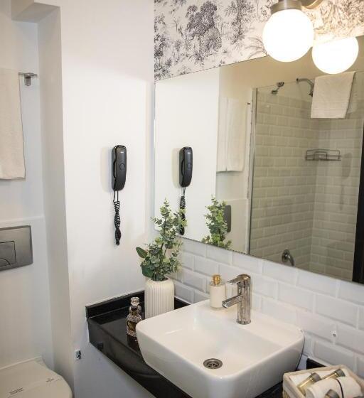 اتاق سوپریور سه تخته, Niss Lara