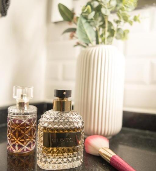 اتاق خانوادگی تودرتو, Niss Lara