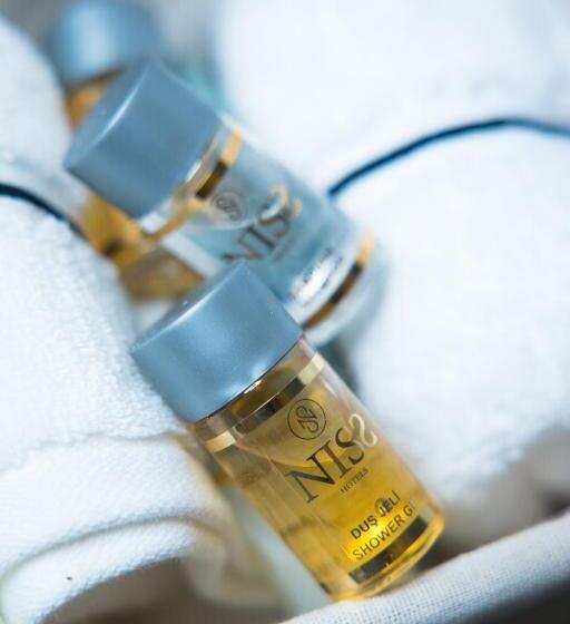 اتاق خانوادگی تودرتو, Niss Lara