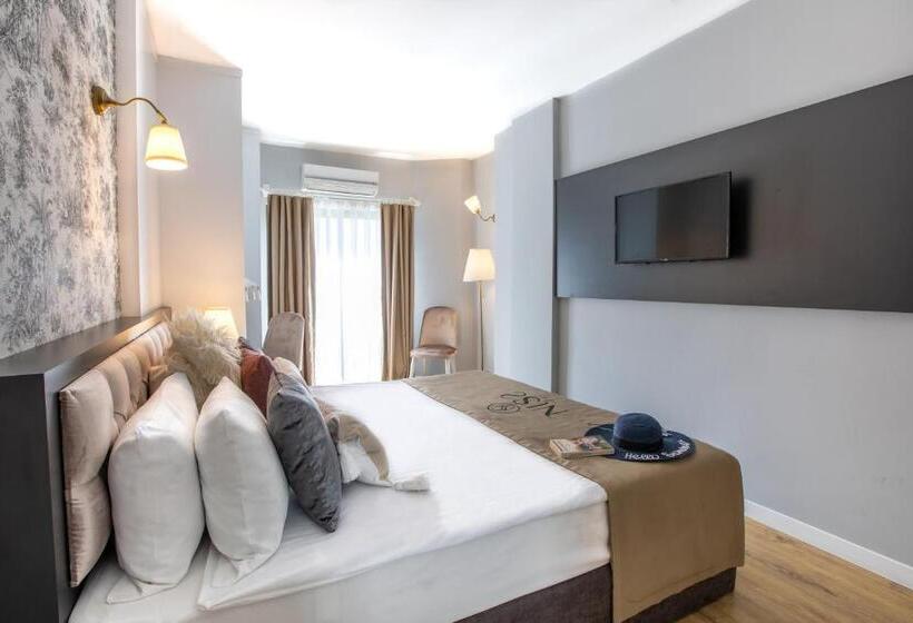 اتاق خانوادگی تودرتو, Niss Lara