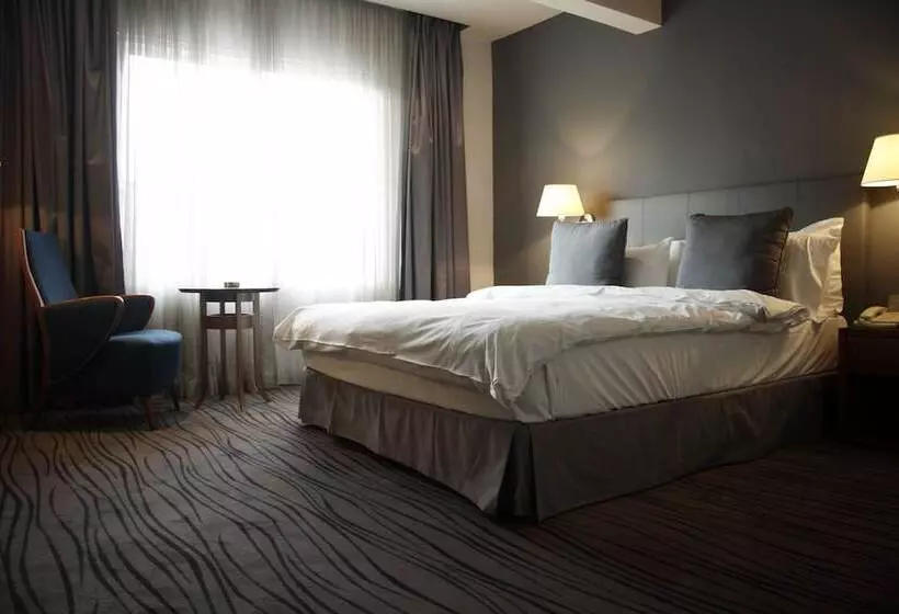 سوییت جونیور, Plaza Hotel Beirut