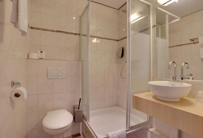 标准单人间, Queen