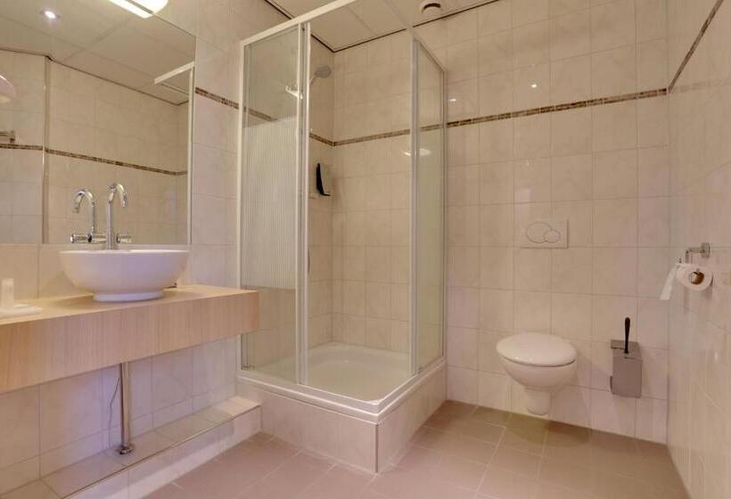 标准单人间, Queen