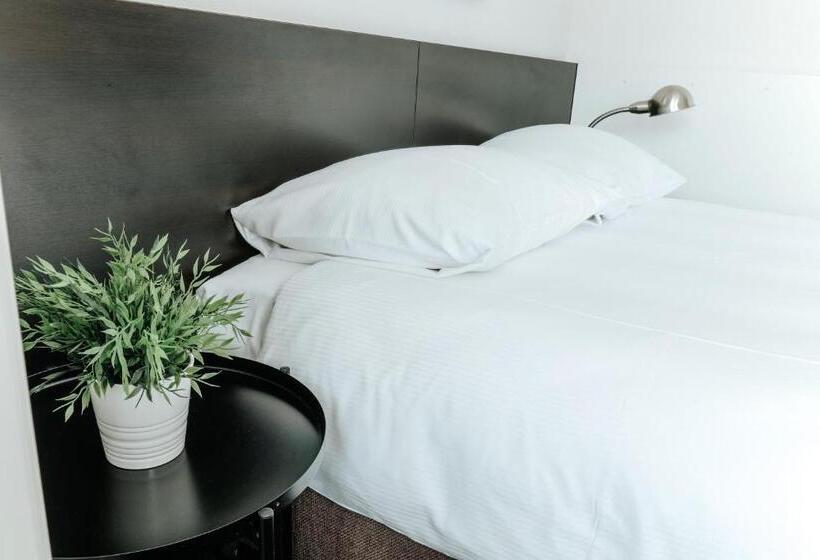 标准单人间, Queen