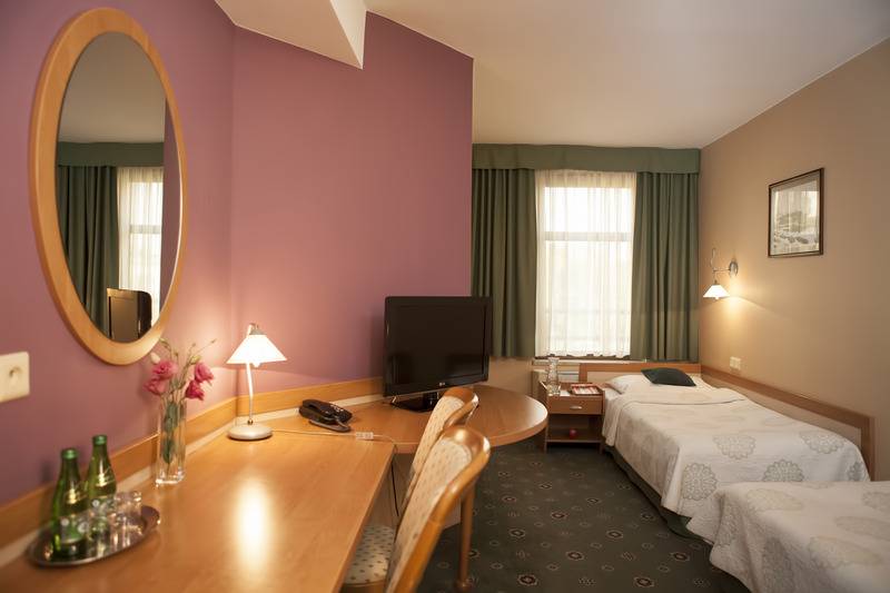 スタンダードルーム, Secesja