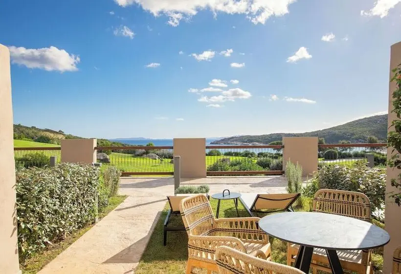 オーシャンビュージュニアスイート, Mangia’s Sardinia Resort