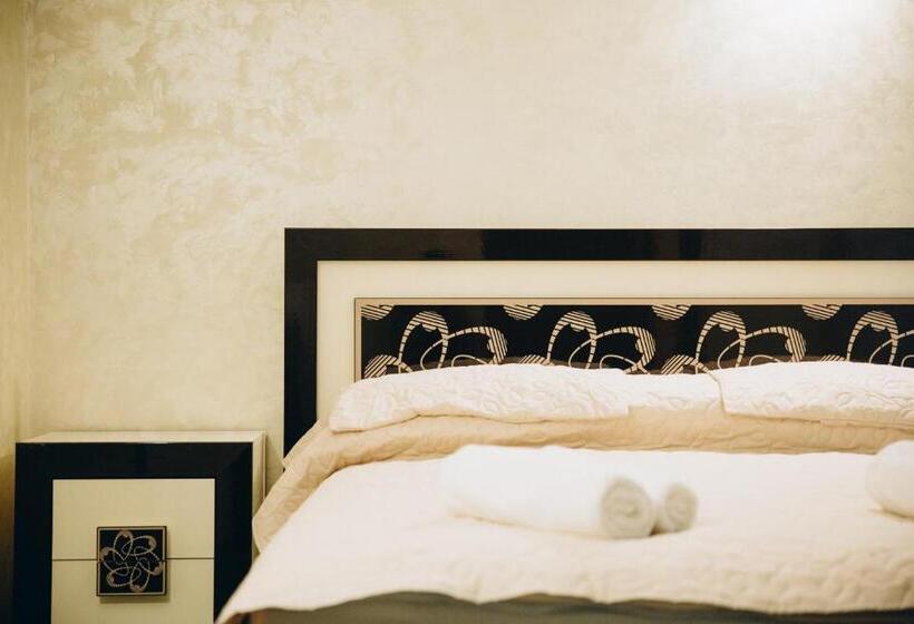 带阳台套房, роляда