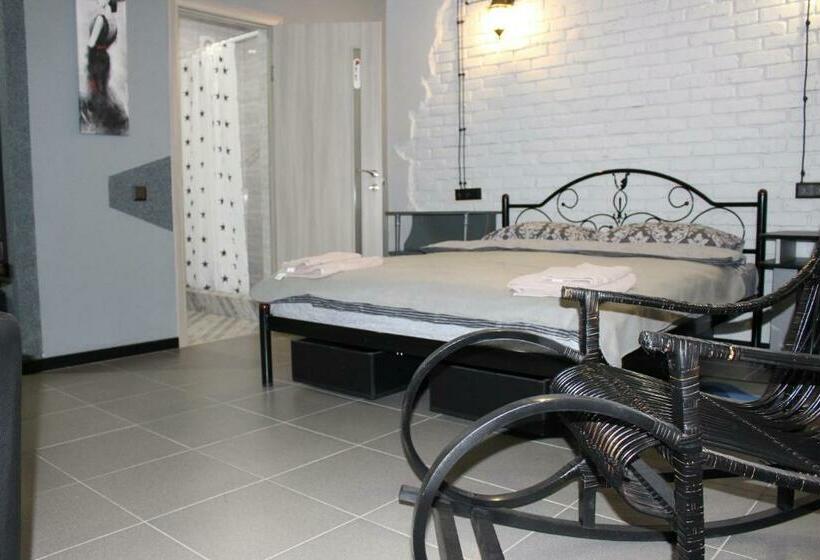 Номер Deluxe, Biker's Pub