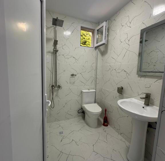 اتاق استاندارد سه نفره, Marina Kvariati