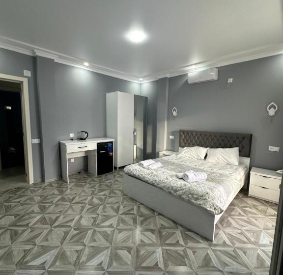 اتاق استاندارد سه نفره, Marina Kvariati