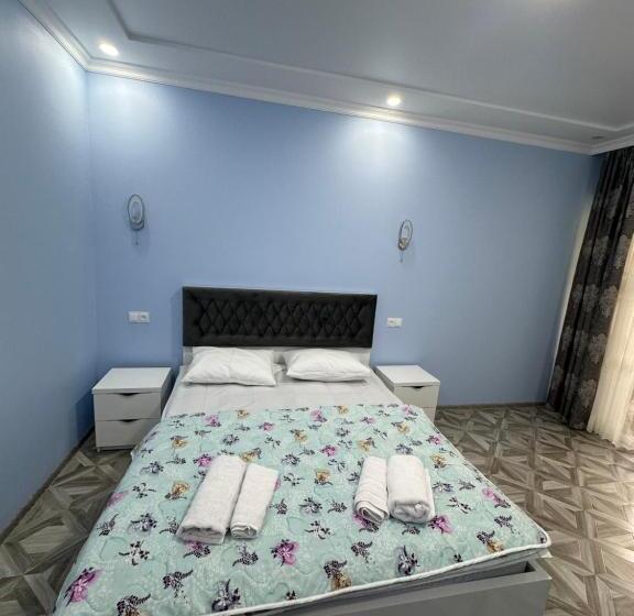 اتاق استاندارد سه نفره, Marina Kvariati