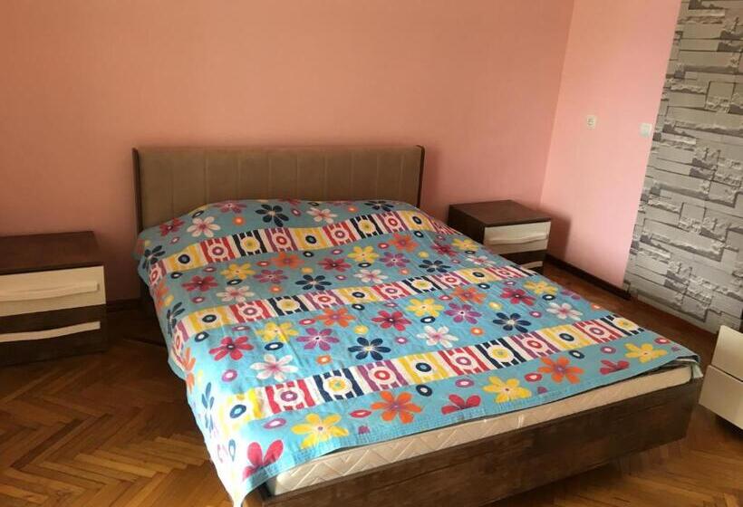 اتاق استاندارد, Marina Kvariati