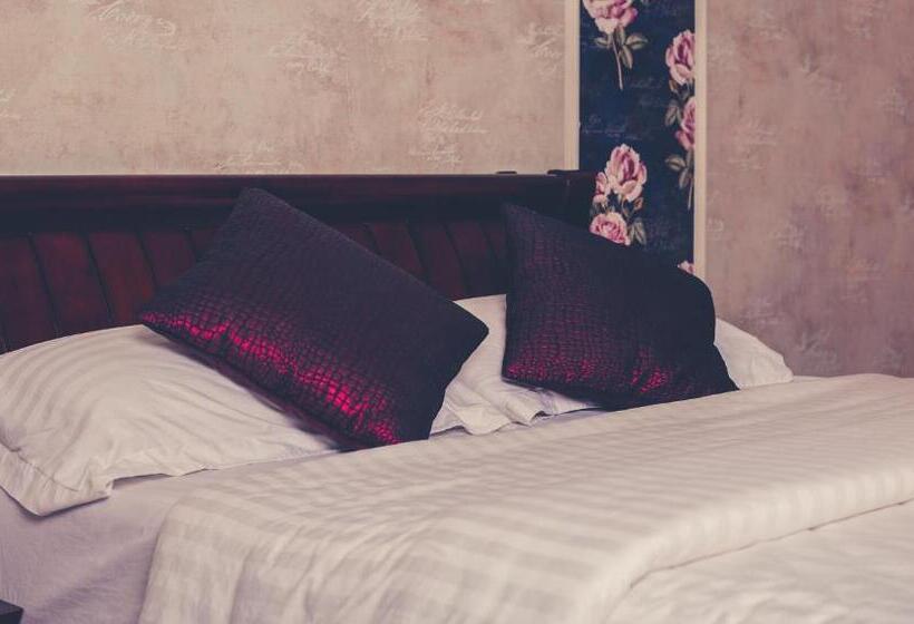 اتاق یک تخته با چشمانداز استخر, La Viena Health Resort