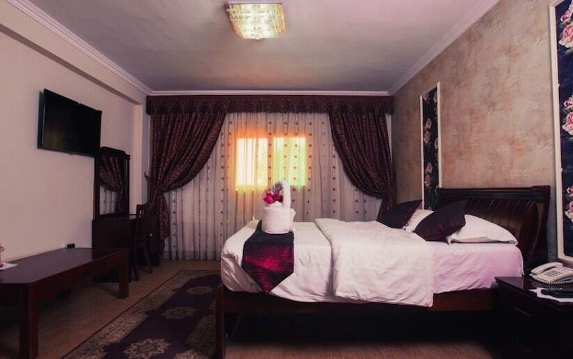 اتاق استاندارد با چشم‌انداز استخر, La Viena Health Resort