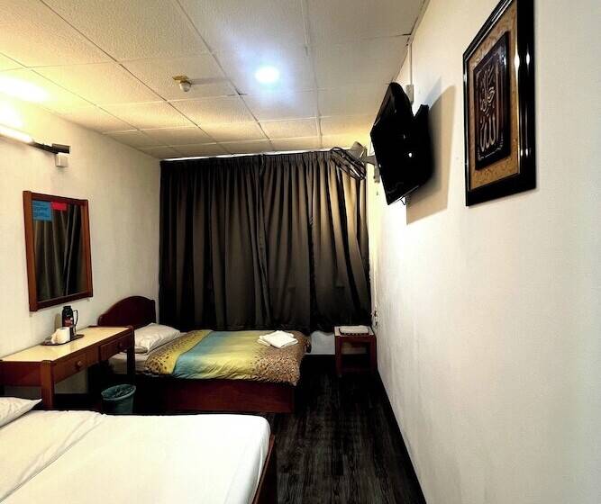 غرفة ديلوكس ثلاثية, Madani Muslim