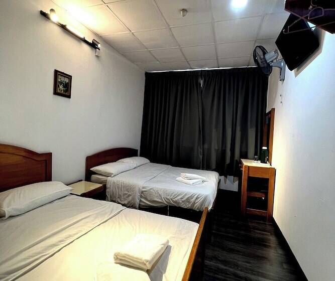 جناح عائلي, Madani Muslim