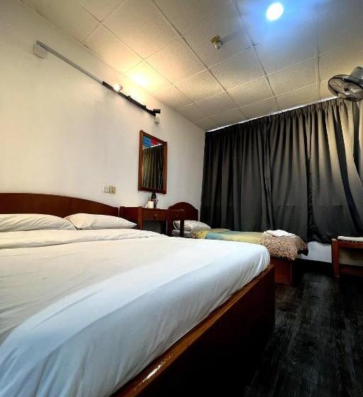 غرفة ديلوكس ثلاثية, Madani Muslim