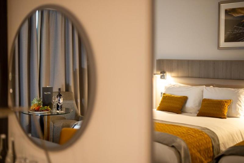 디럭스 룸, The Samuel