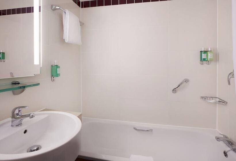 Номер Superior, Leonardo London Watford