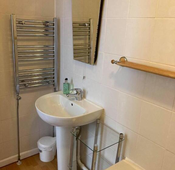 スタンダード4人部屋, Thorverton Arms