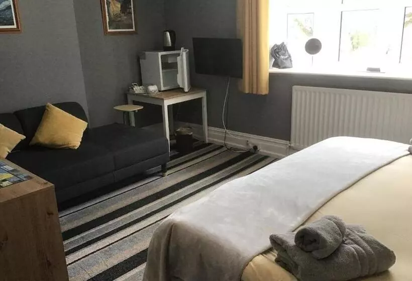اتاق استاندارد سه نفره, Torwood House