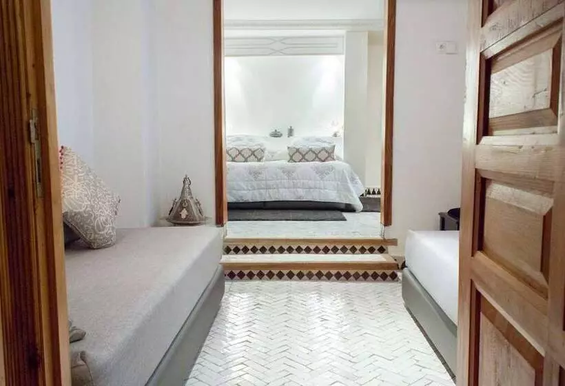 سوییت لوکس, Riad Yacout