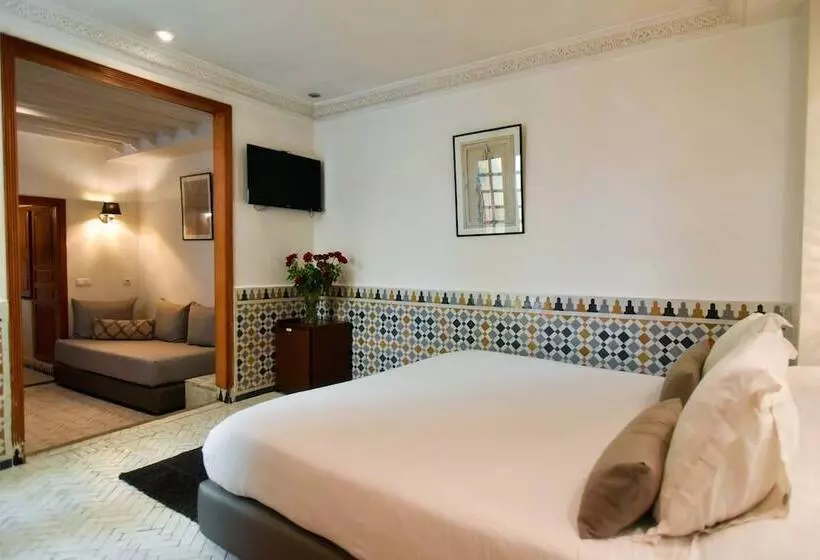 سوییت لوکس, Riad Yacout