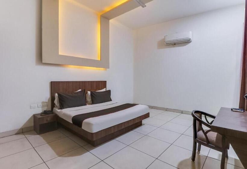 Трехместный Номер Стандарт с Балконом, Collection O 79127 Collection O Green Plaza