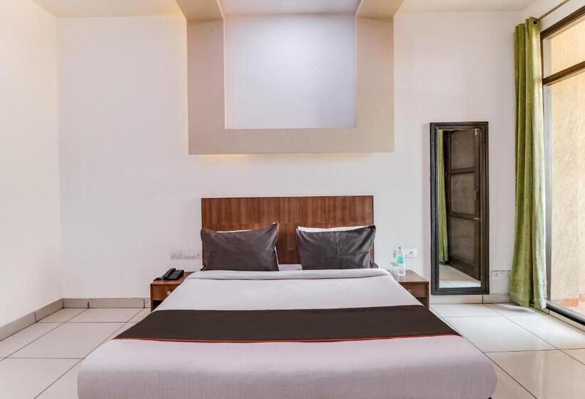 Трехместный Номер Стандарт с Балконом, Collection O 79127 Collection O Green Plaza