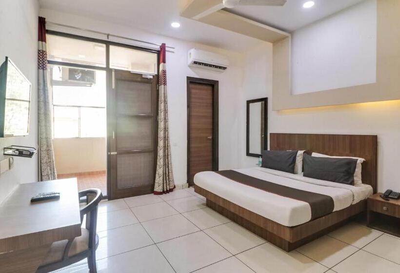 Трехместный Номер Стандарт с Балконом, Collection O 79127 Collection O Green Plaza