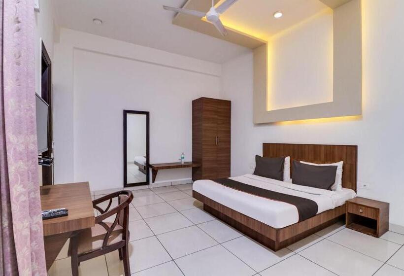 Трехместный Номер Стандарт с Балконом, Collection O 79127 Collection O Green Plaza