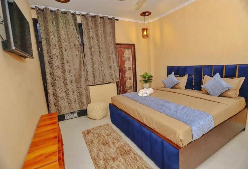 Standart Oda, Oyo 78628 Townhouse 136 Sector 46 Vikas Marg