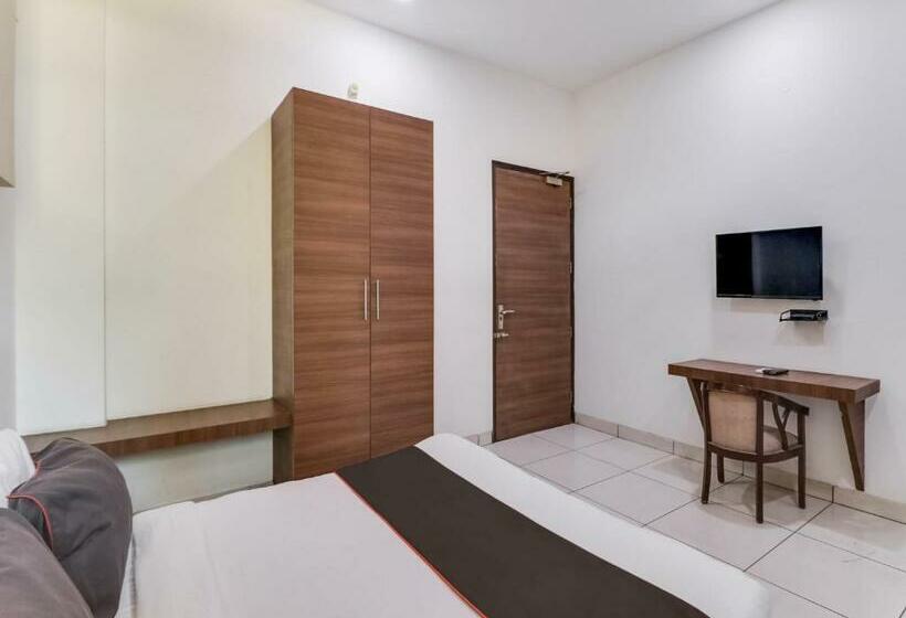 Трехместный Номер Стандарт с Балконом, Collection O 79127 Collection O Green Plaza