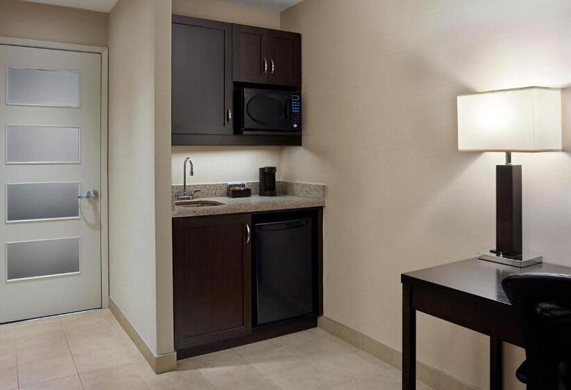 Люкс, Delta Hotels By Marriott Guelph Conference Centre