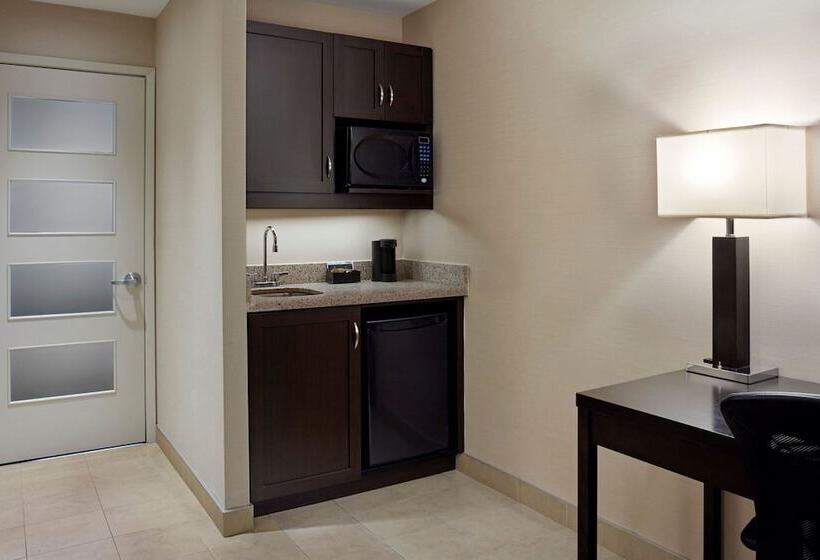 Люкс, Delta Hotels By Marriott Guelph Conference Centre
