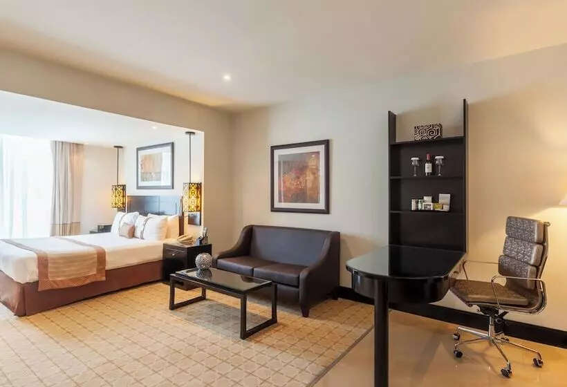 مجموعه ویستا شهر, Holiday Inn Dubai Al Barsha, An Ihg