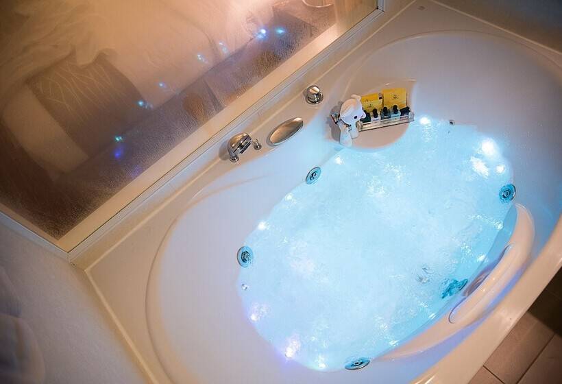 غرفة ديلوكس مزوَّدة بجاكوزي, Intimate Hotel Pattaya Sha Extra Plus