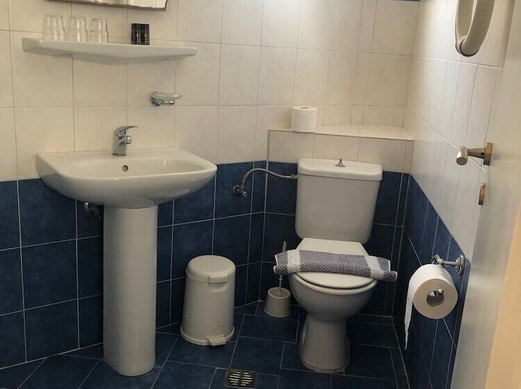 Camera Tripla Standard, Karidis