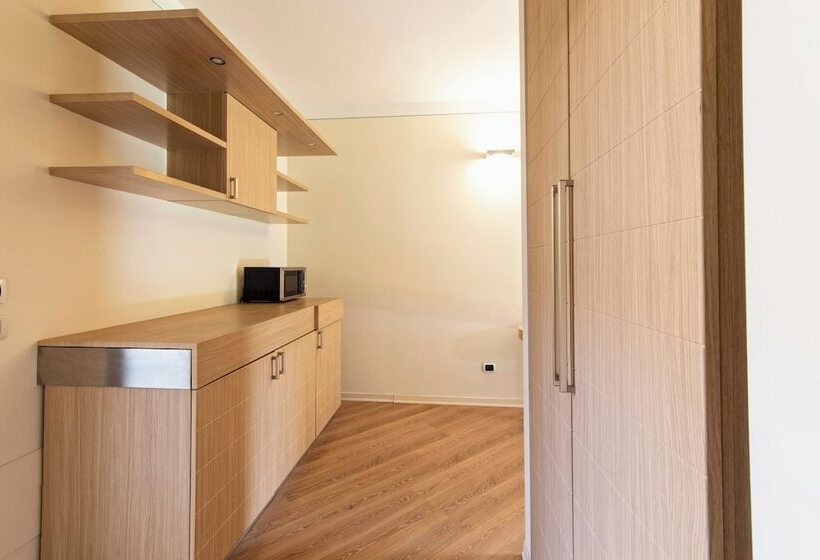 جناح جونيور, Resort Lake Garda