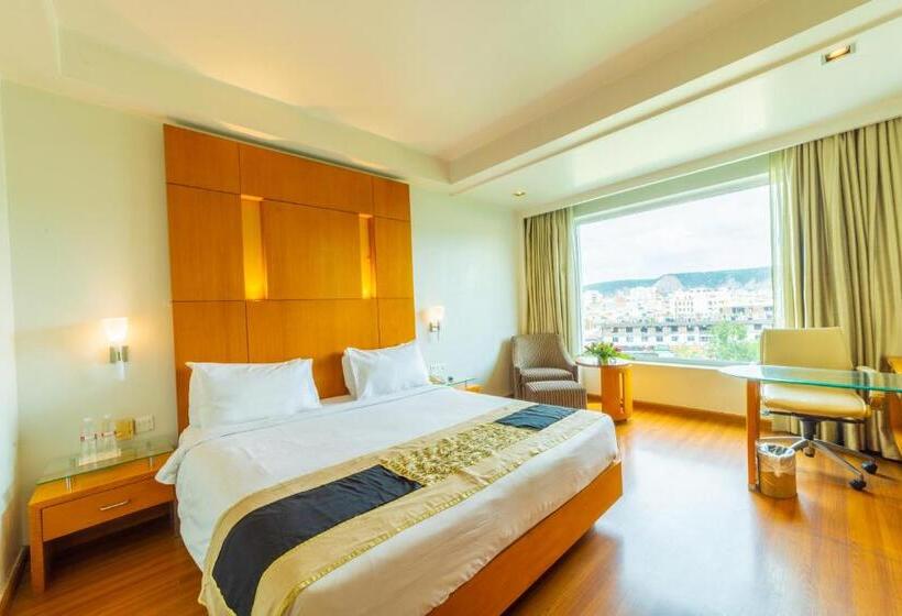 스탠다드 룸 킹사이즈 침대, Ramada By Wyndham Jaipur