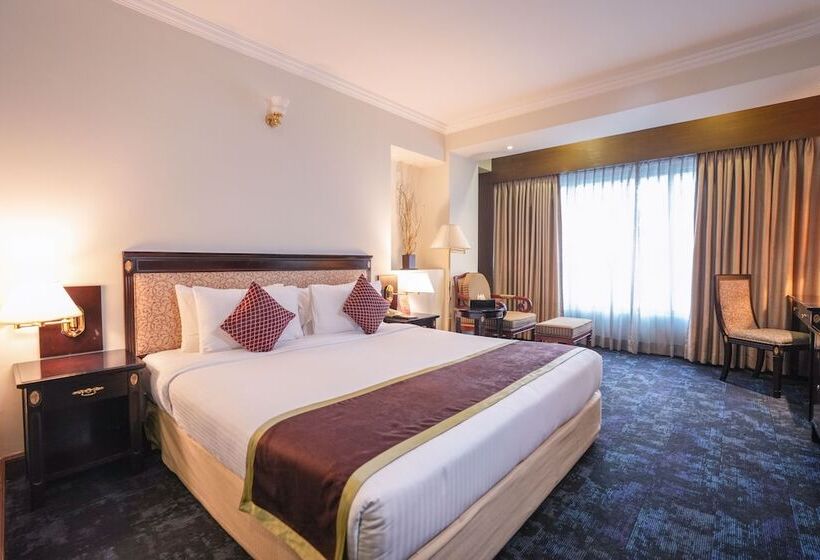 اتاق لوکس, Sarina