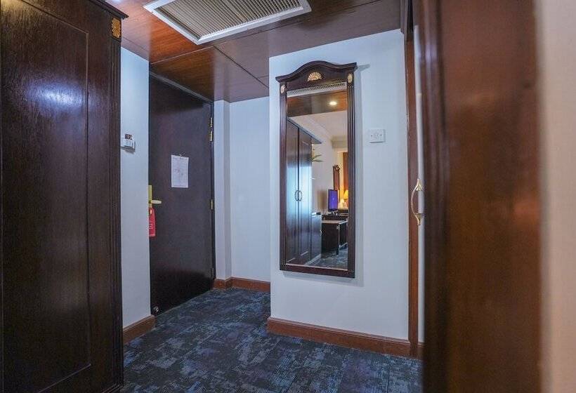 اتاق لوکس, Sarina