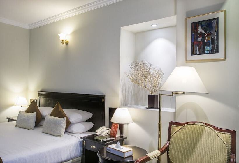 اتاق لوکس, Sarina