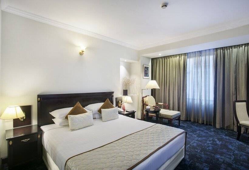 اتاق لوکس, Sarina