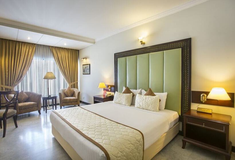 اتاق پرمیوم, Sarina