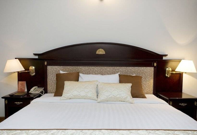 اتاق لوکس, Sarina