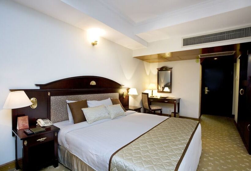 اتاق لوکس, Sarina