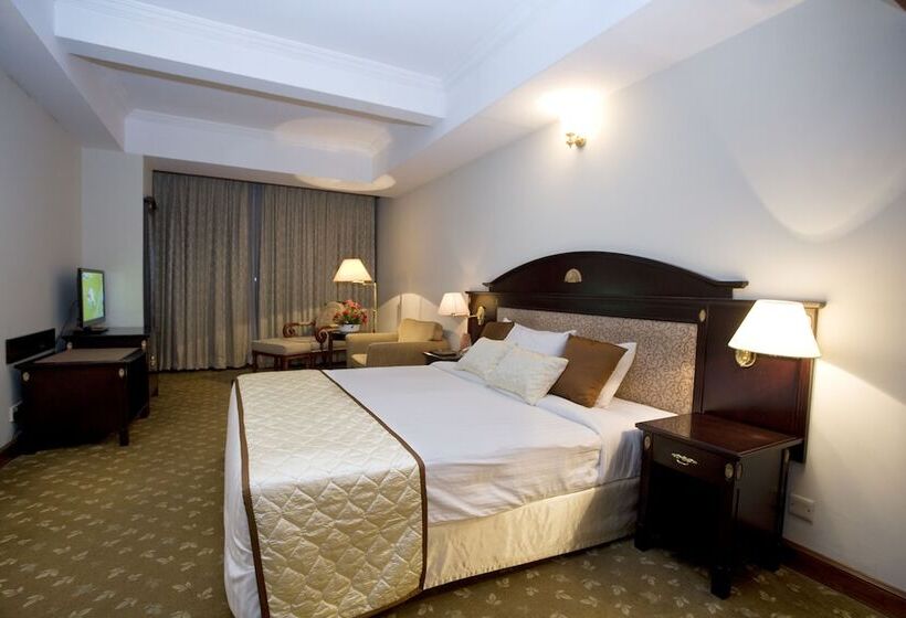 اتاق لوکس, Sarina