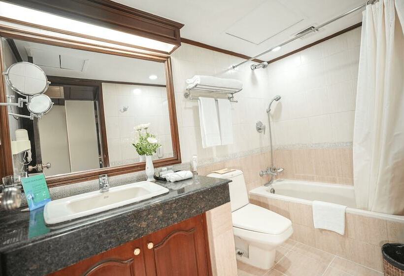 اتاق لوکس, Sarina