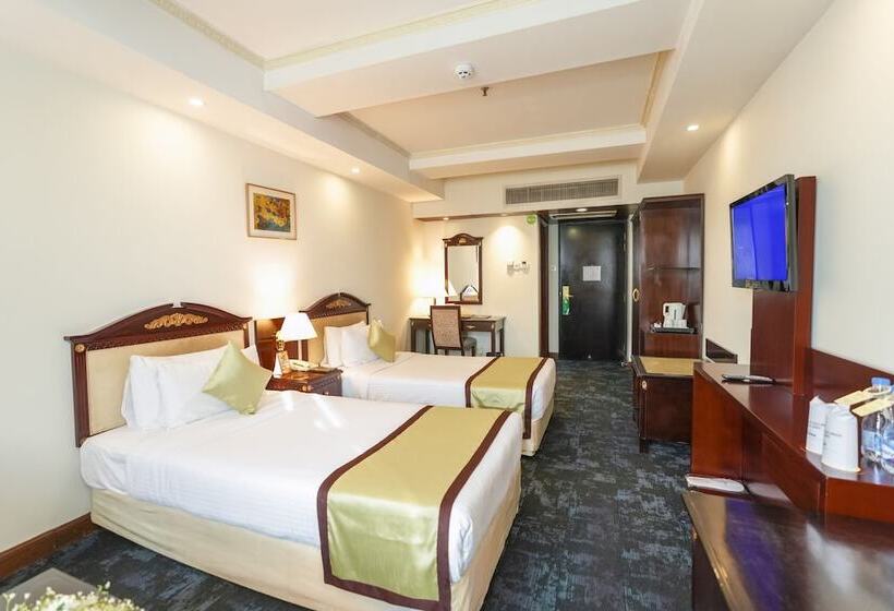 اتاق لوکس, Sarina